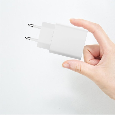 Liten vit Xoopar Bolt laddare i en hand som visar fickformatet