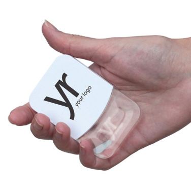 Hand håller vit ILO mini-USB-hubb med exempellogo och genomskinlig kant