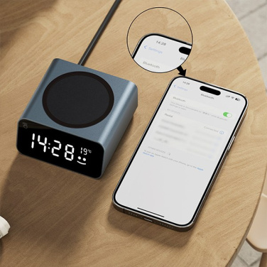 Reddi Charge i antracit på träbord bredvid en iPhone som visar Bluetooth-anslutning