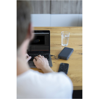 Xtorm XB403 powerbank – i användning vid arbetsplatsen