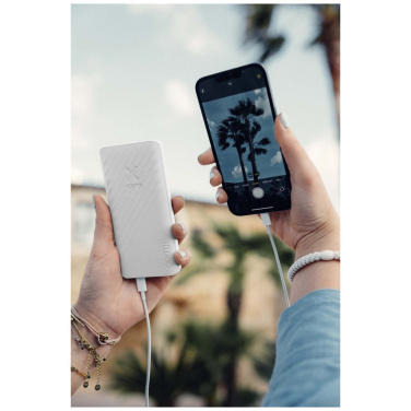 Xtorm XG210 powerbank – i handen med en telefon