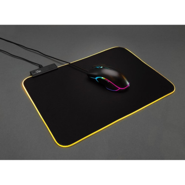 RGB-gamingmusmatta – med en mus mot mörk bakgrund