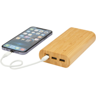 Tulda 20 000 mAh powerbank i bambu – i användning