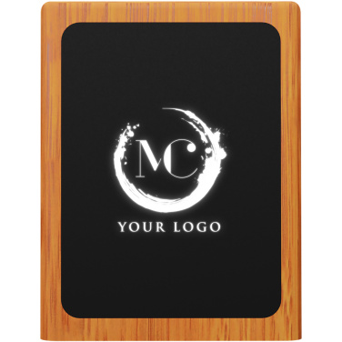 SCX.design O12 pennhållare i trä med upplyst logotyp med dubbla USB-utgångar, produktbild
