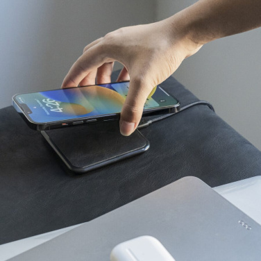 2259 | Xoopar Iné Wireless Fast Charger - Recycled Leather 15W, svart, produktbild (4)